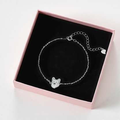 A personalized dog portrait bracelet is included as a gift in the gift box.