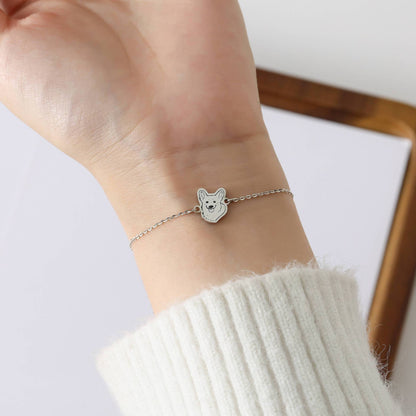 The wrist shows a personalized dog portrait bracelet。
