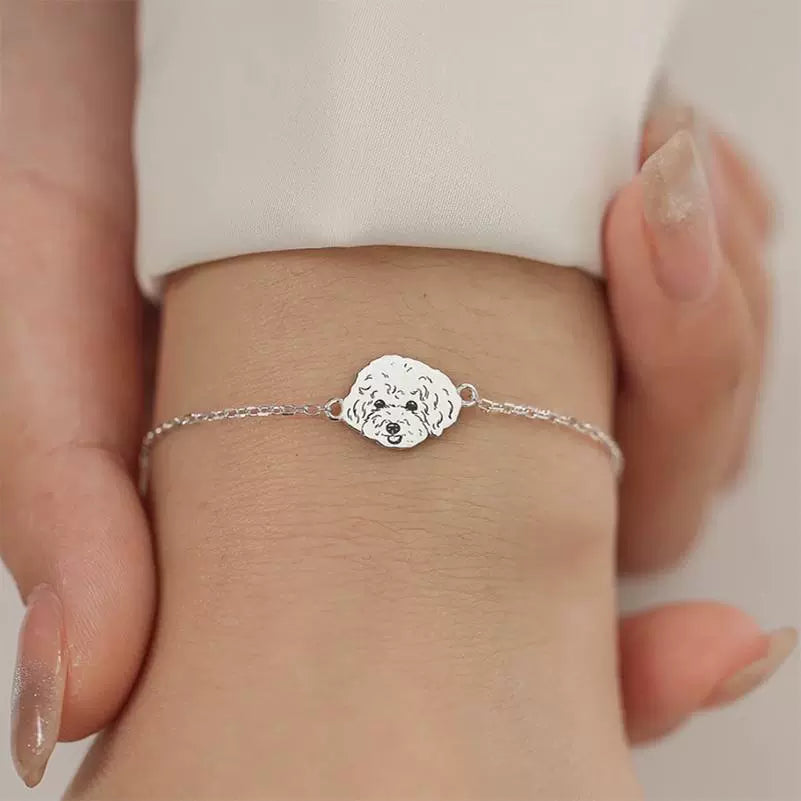 Woman wearing a personalized dog portrait bracelet with a  engraving.